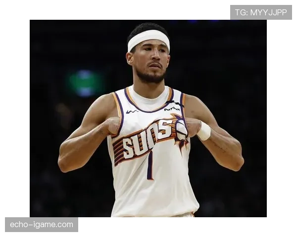 德文·布克打完球直接拎着纸袋炸鸡走了，旁边那桌人比看比赛还认真